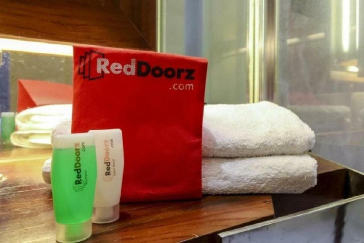 Reddoorz @ Supratman Street Hotel Bandung Bagian luar foto